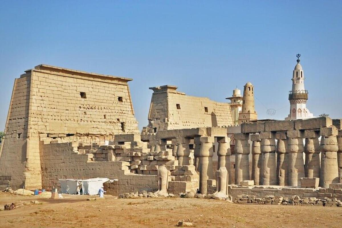un grande edificio in pietra con una torre sullo sfondo