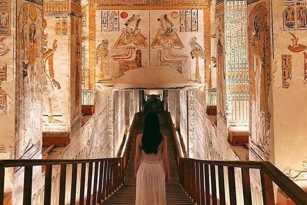 una donna che scende le scale in un antico edificio