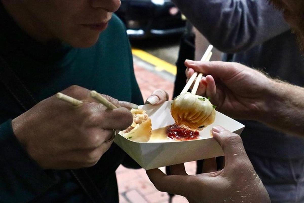 Un hombre está comiendo comida con un tenedor.