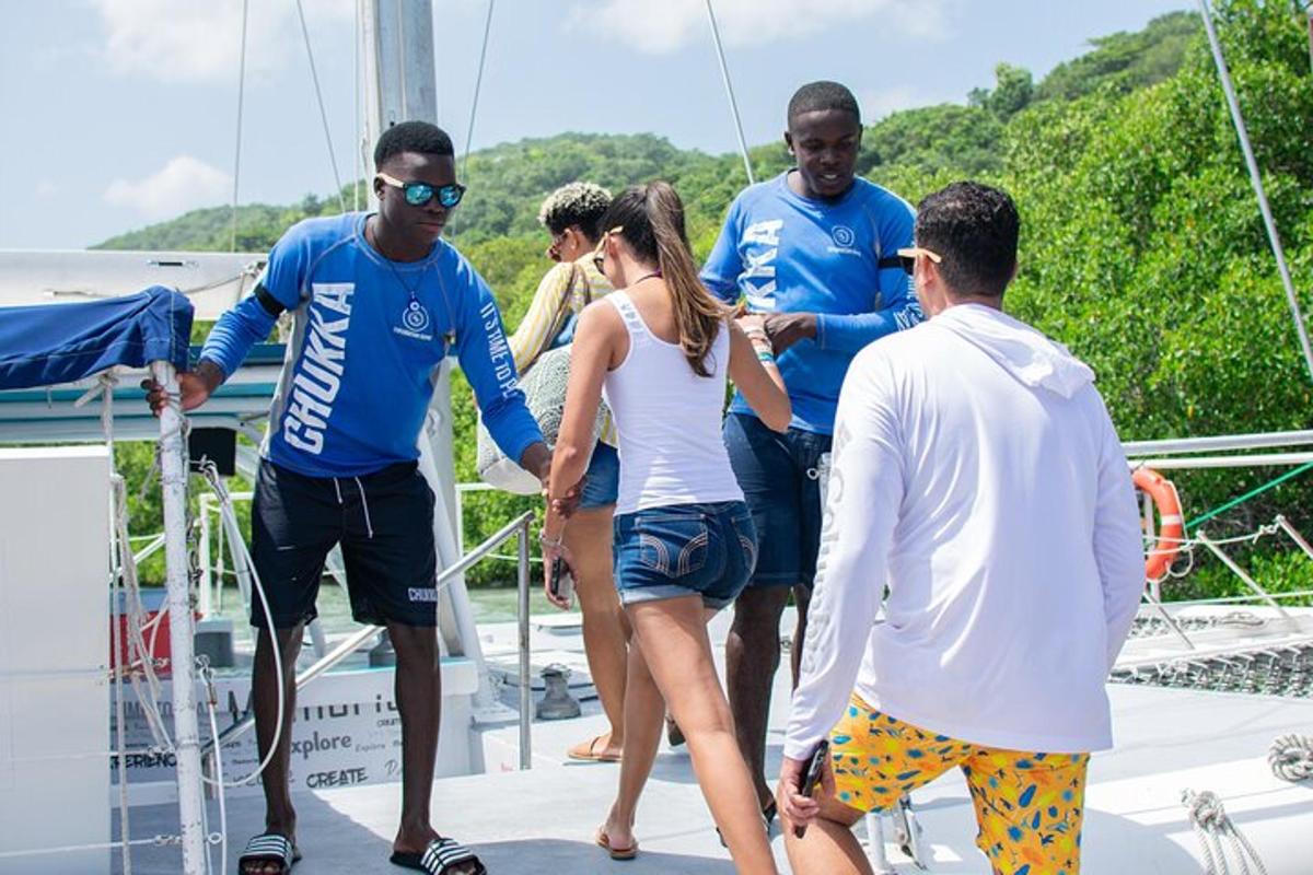 un gruppo di persone in piedi su una barca