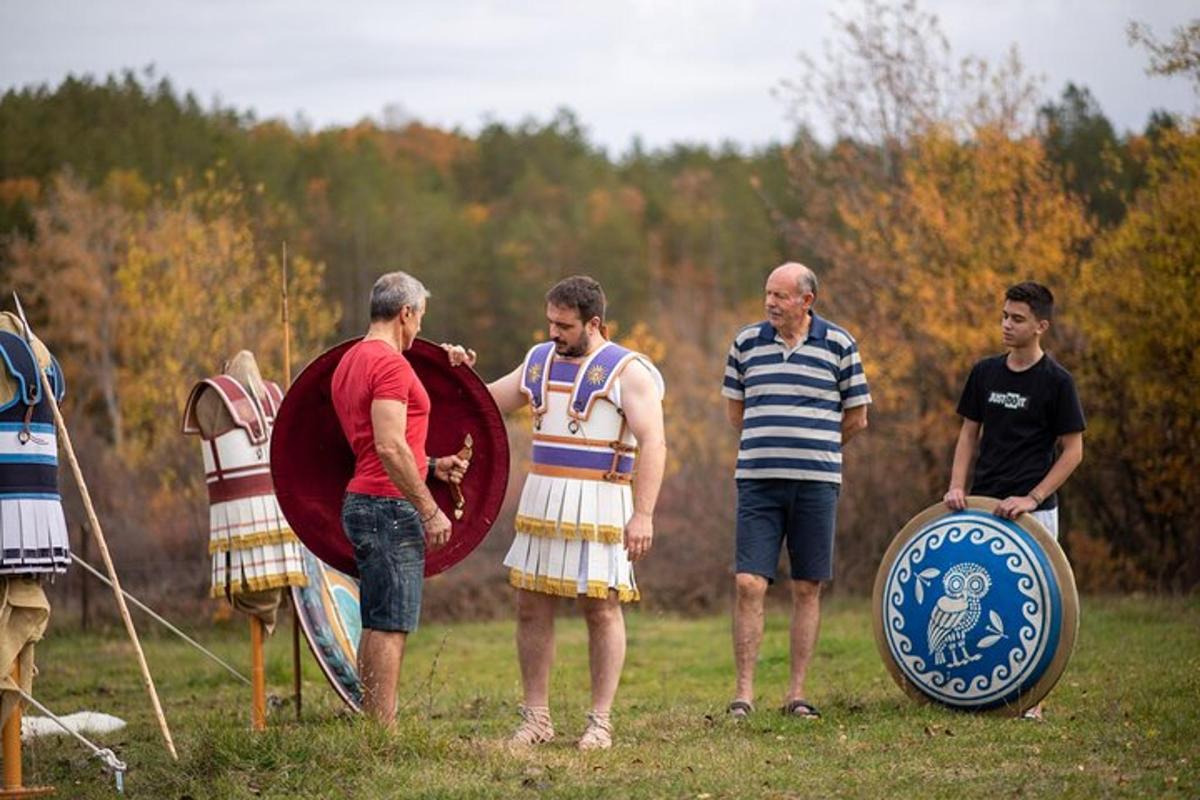 un grup de bărbați care stăteau pe un câmp