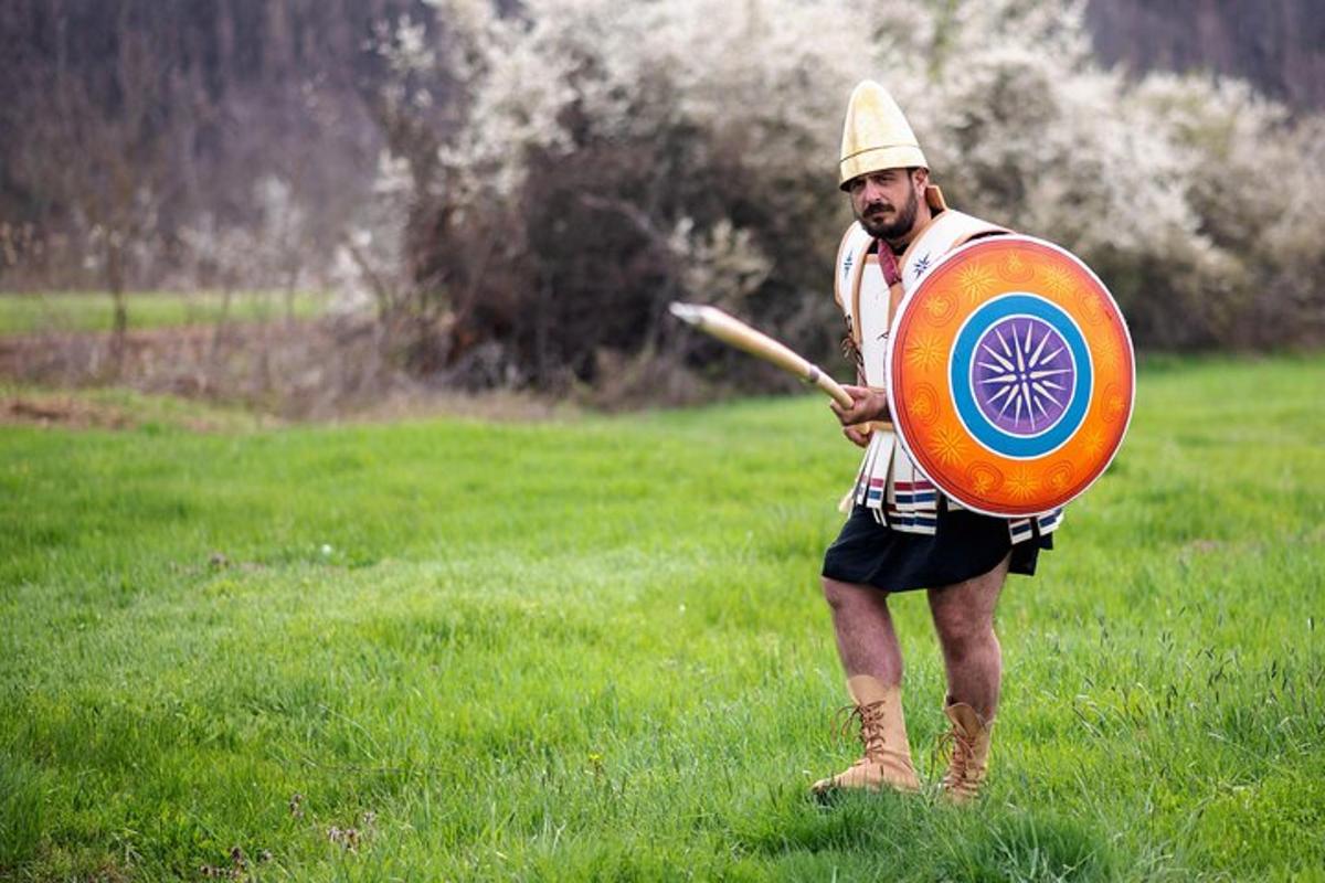 un bărbat ține un frisbee pe un câmp