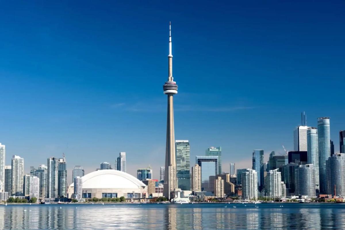 ein Blick auf die Skyline von Toronto vom Wasser aus