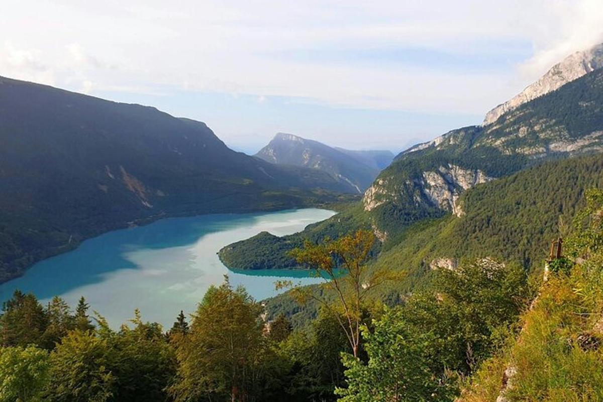 une vue sur un lac dans une vallée de montagne