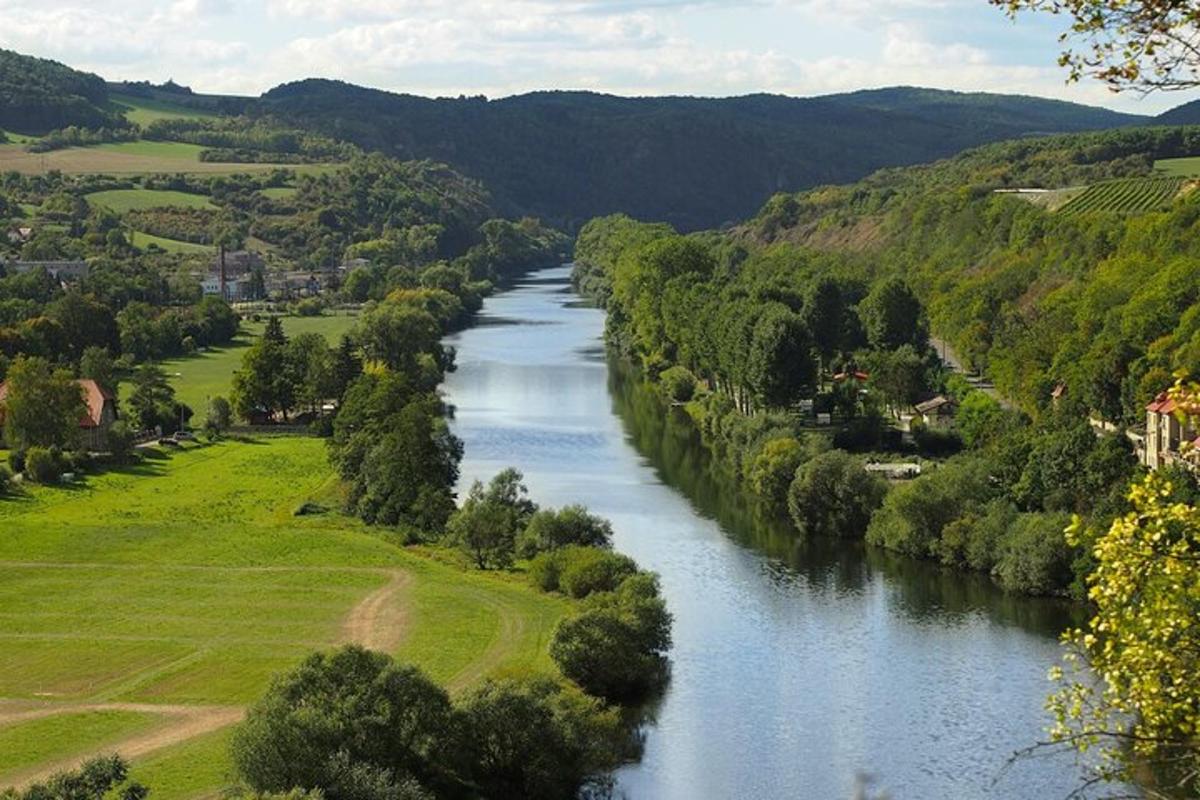 Una vista de un río con árboles y un valle.