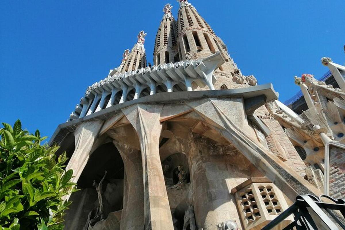 un gros plan d'un bâtiment avec une tour