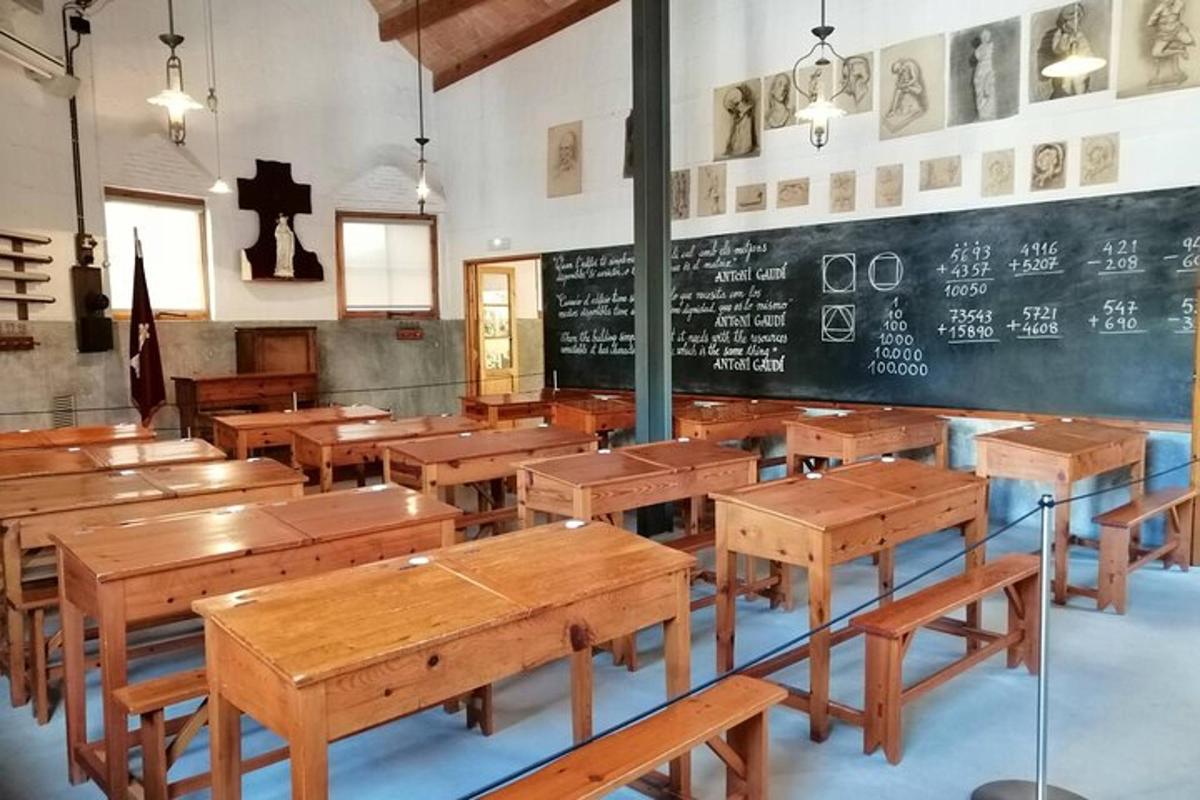 prázdná učebna s dřevěnými lavicemi a tabulí