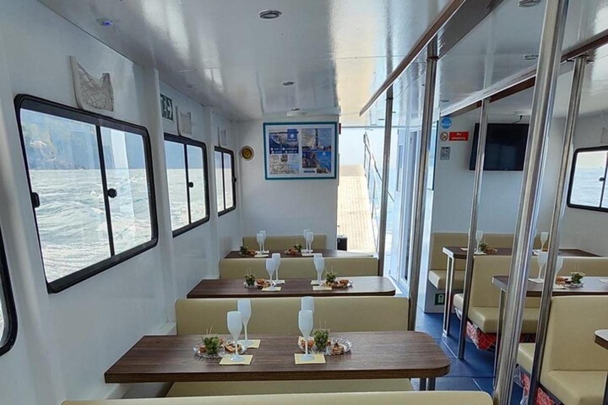 una sala da pranzo con tavoli, sedie e finestre