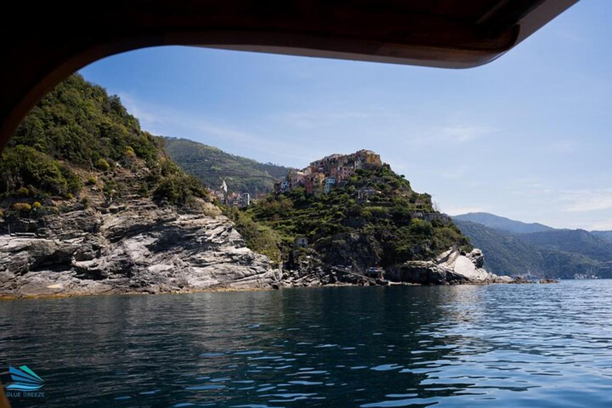 una vista di una montagna da una barca in acqua