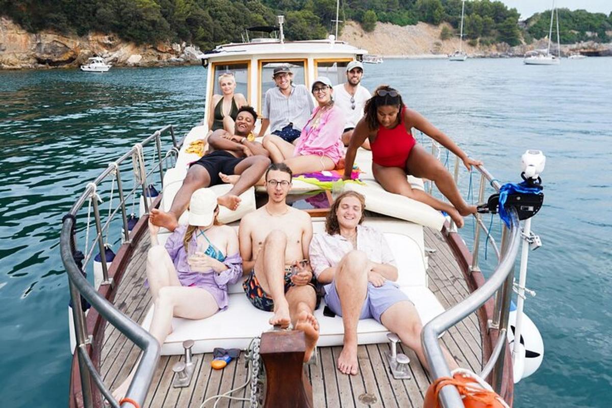 un gruppo di persone sedute su una barca in acqua