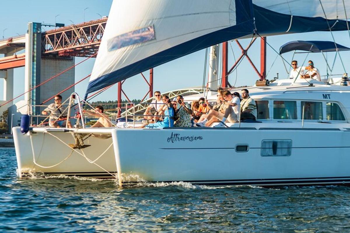 eine Gruppe von Menschen auf einem Segelboot im Wasser
