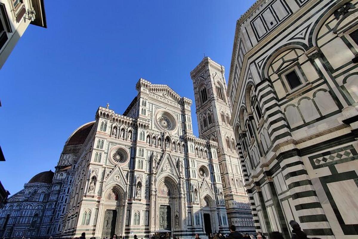 un grande edificio con un orologio sulla facciata