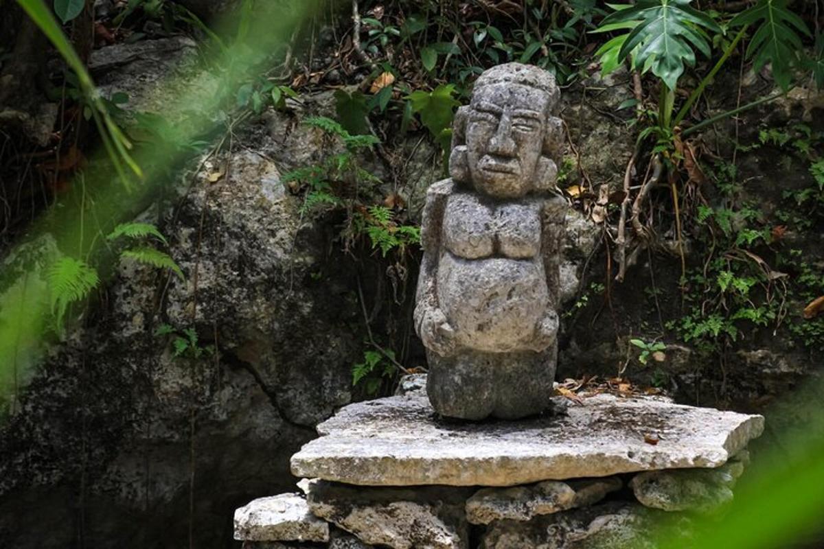 o statuie de piatră așezată deasupra unei grămezi de pietre