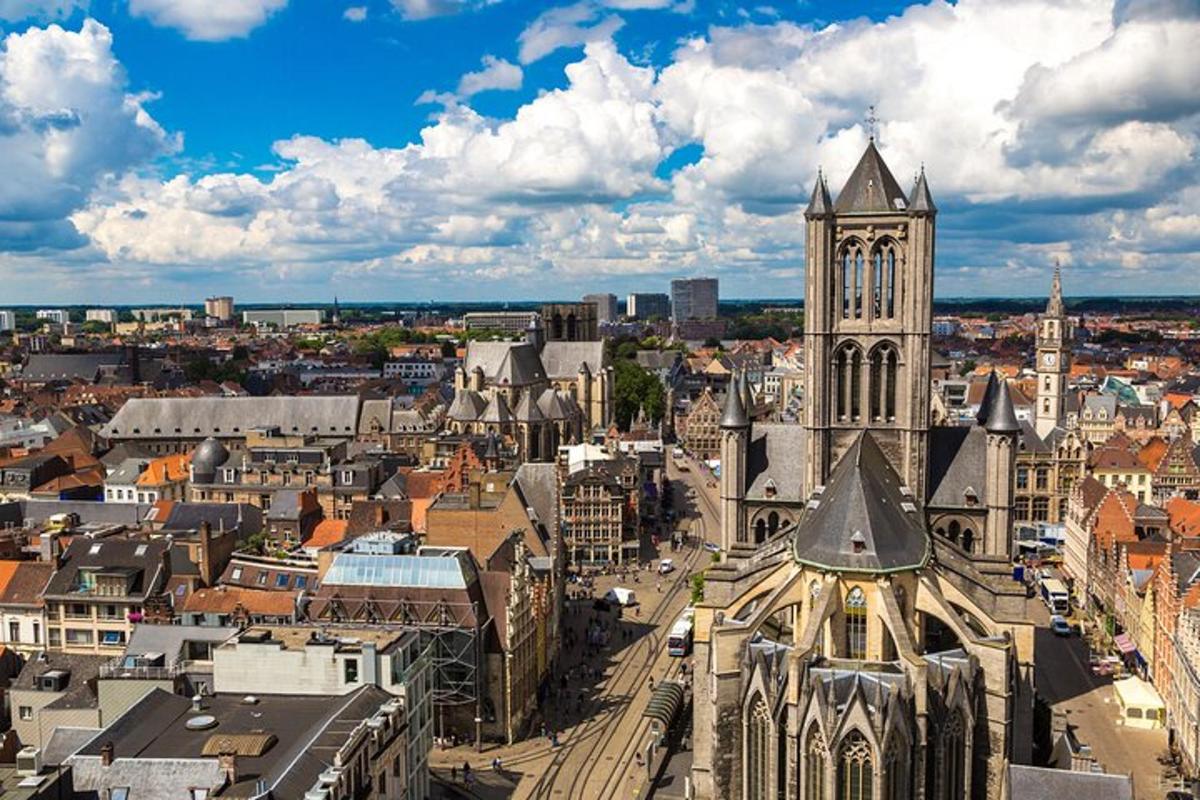 una vista aerea di una città con una torre dell'orologio