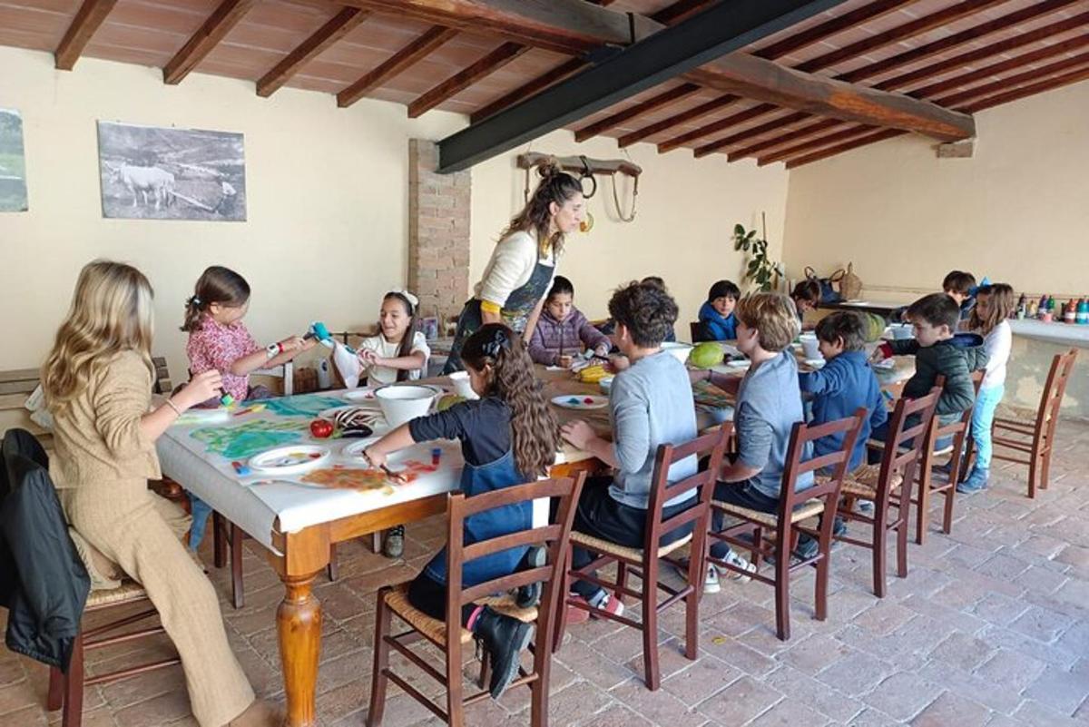 un gruppo di bambini seduti a un tavolo in una stanza