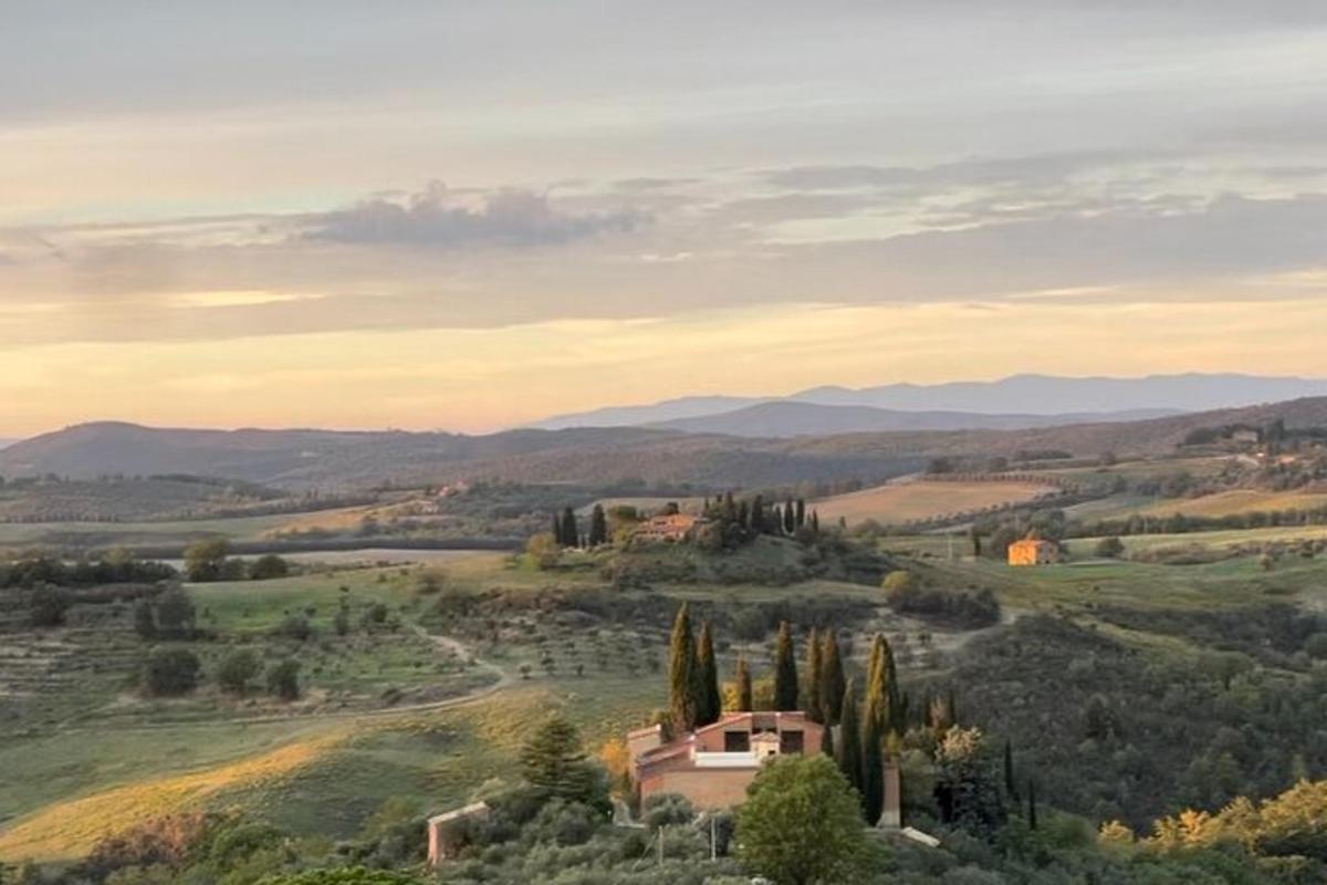 una villa in mezzo a un campo verde con alberi