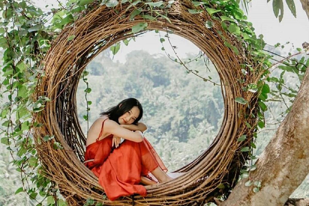 seorang wanita sedang duduk di keranjang anyaman