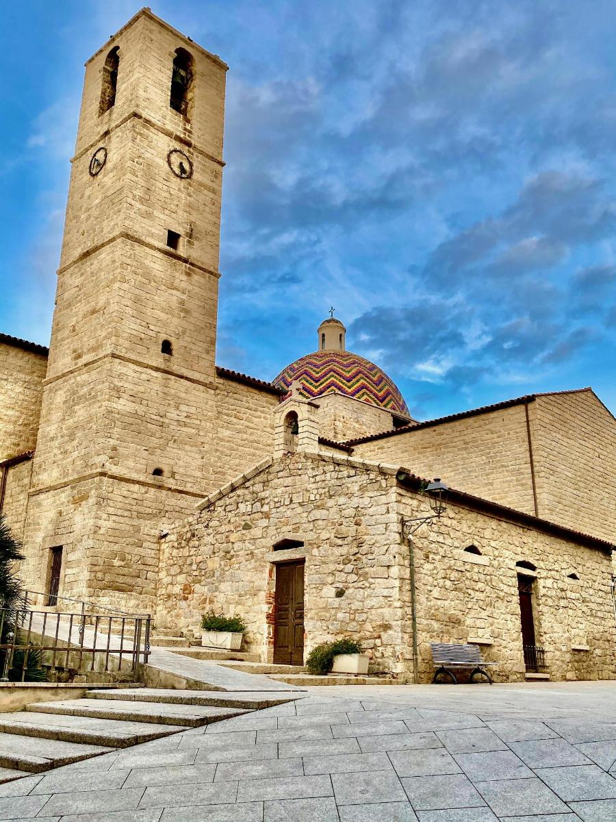 un grande edificio in pietra con una torre dell'orologio su di esso