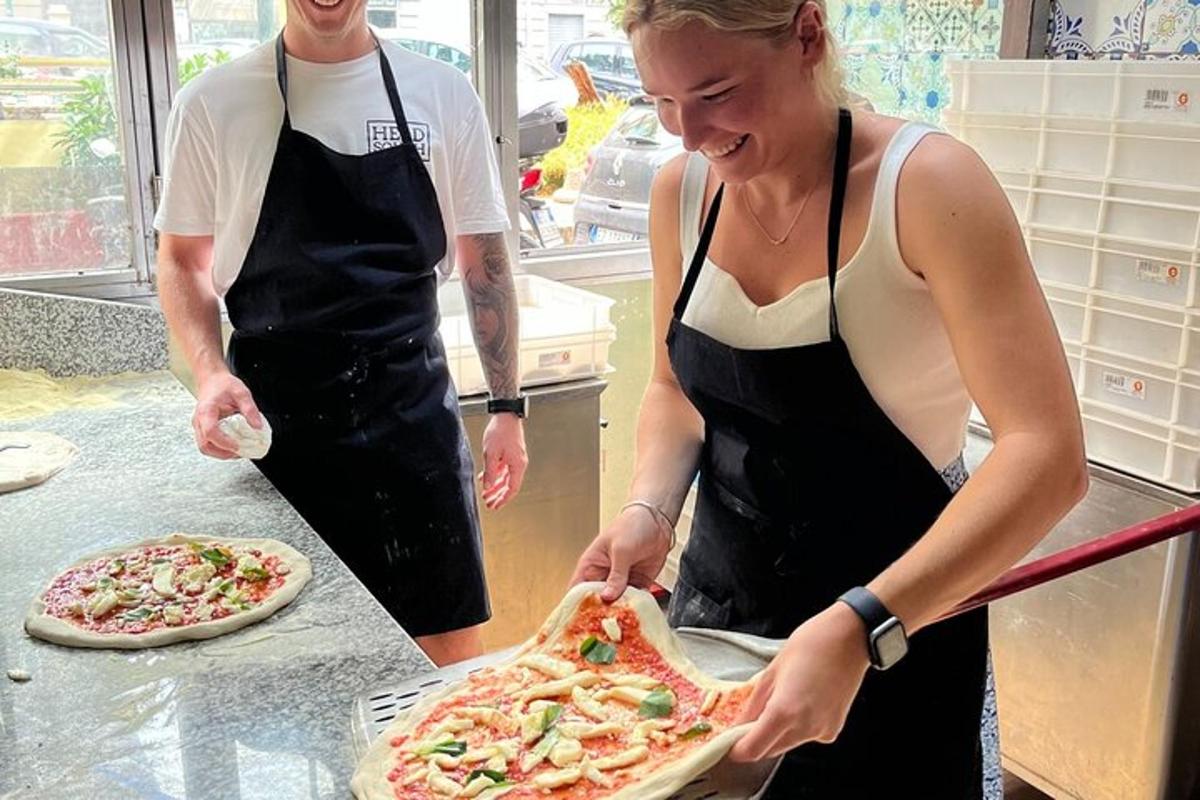 muž a žena připravují pizzu v kuchyni