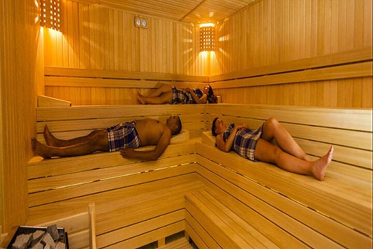 paar inimest lebab saunas