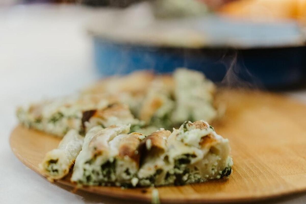 una fetta di pizza su un tagliere di legno