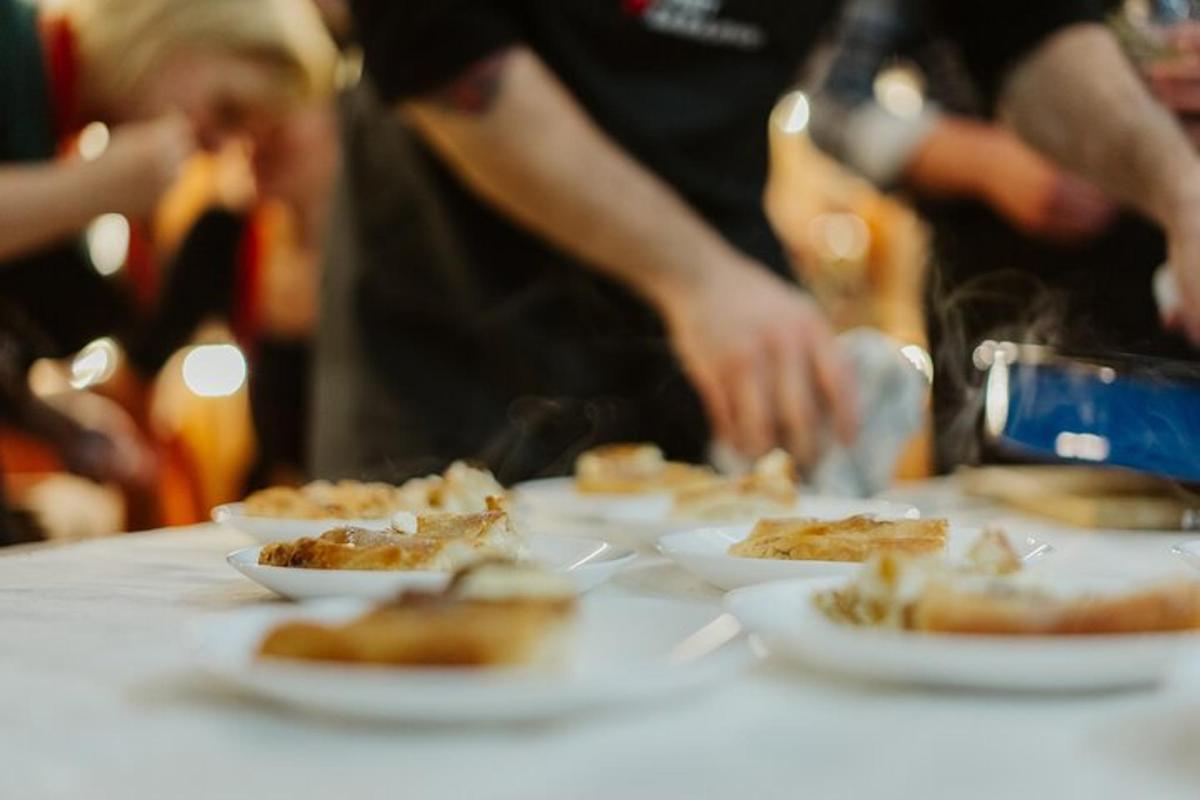 un gruppo di piatti di cibo su un tavolo