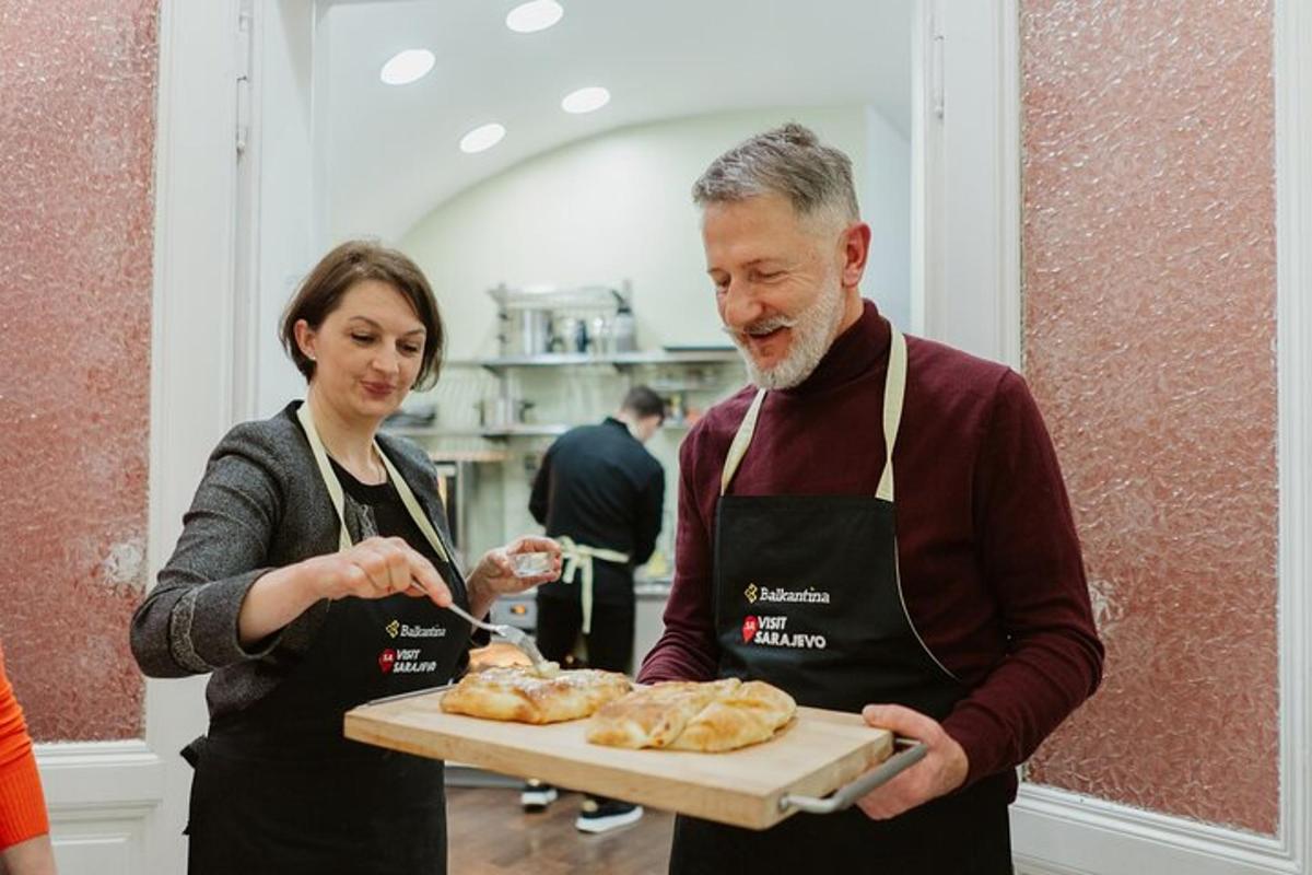 un uomo e una donna in cucina che preparano il cibo