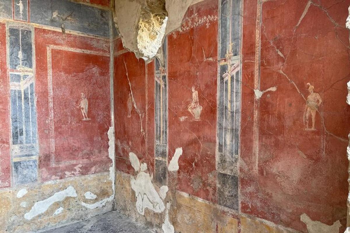 una habitació amb frescos a les parets d'un edifici