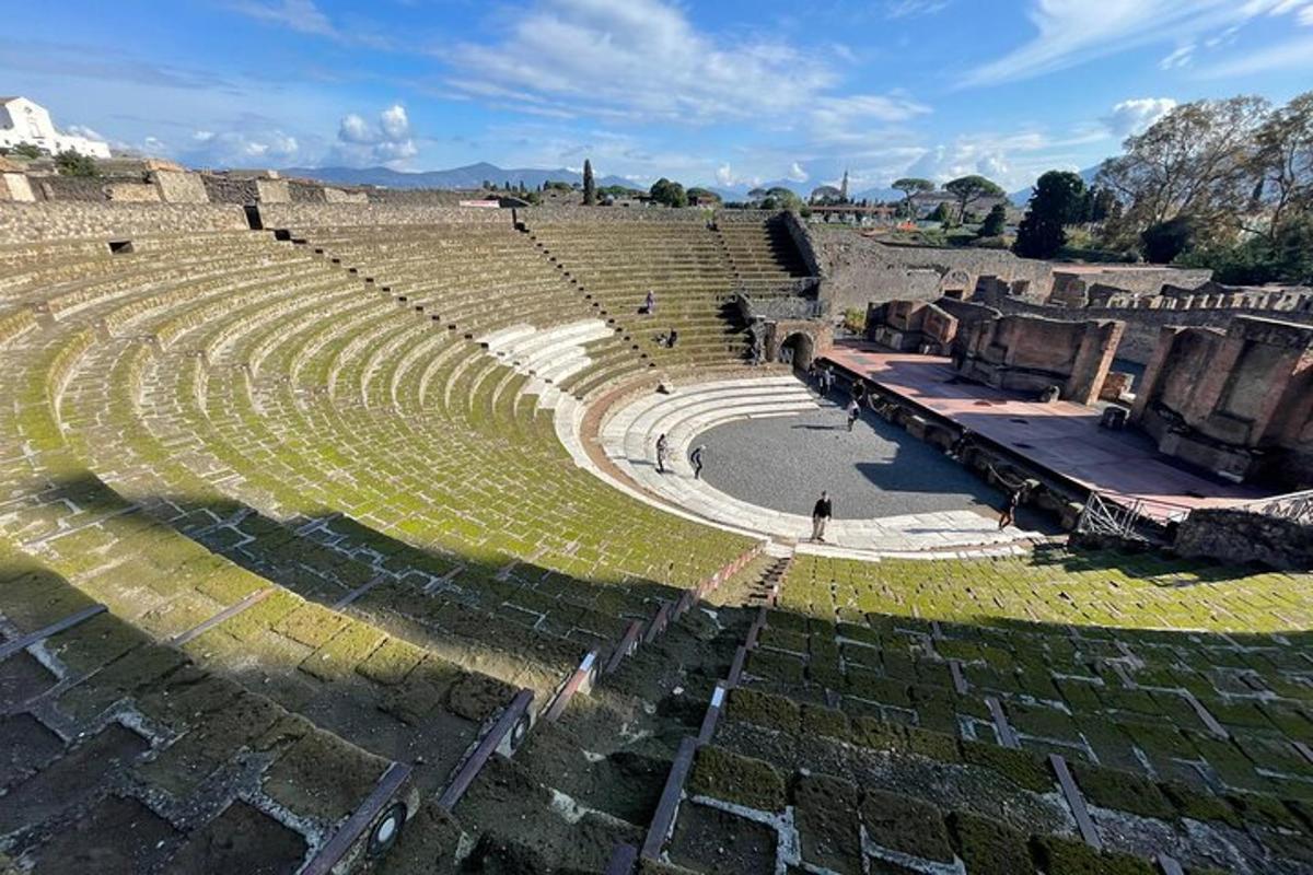 un amphithéâtre vide dans un amphithéâtre antique