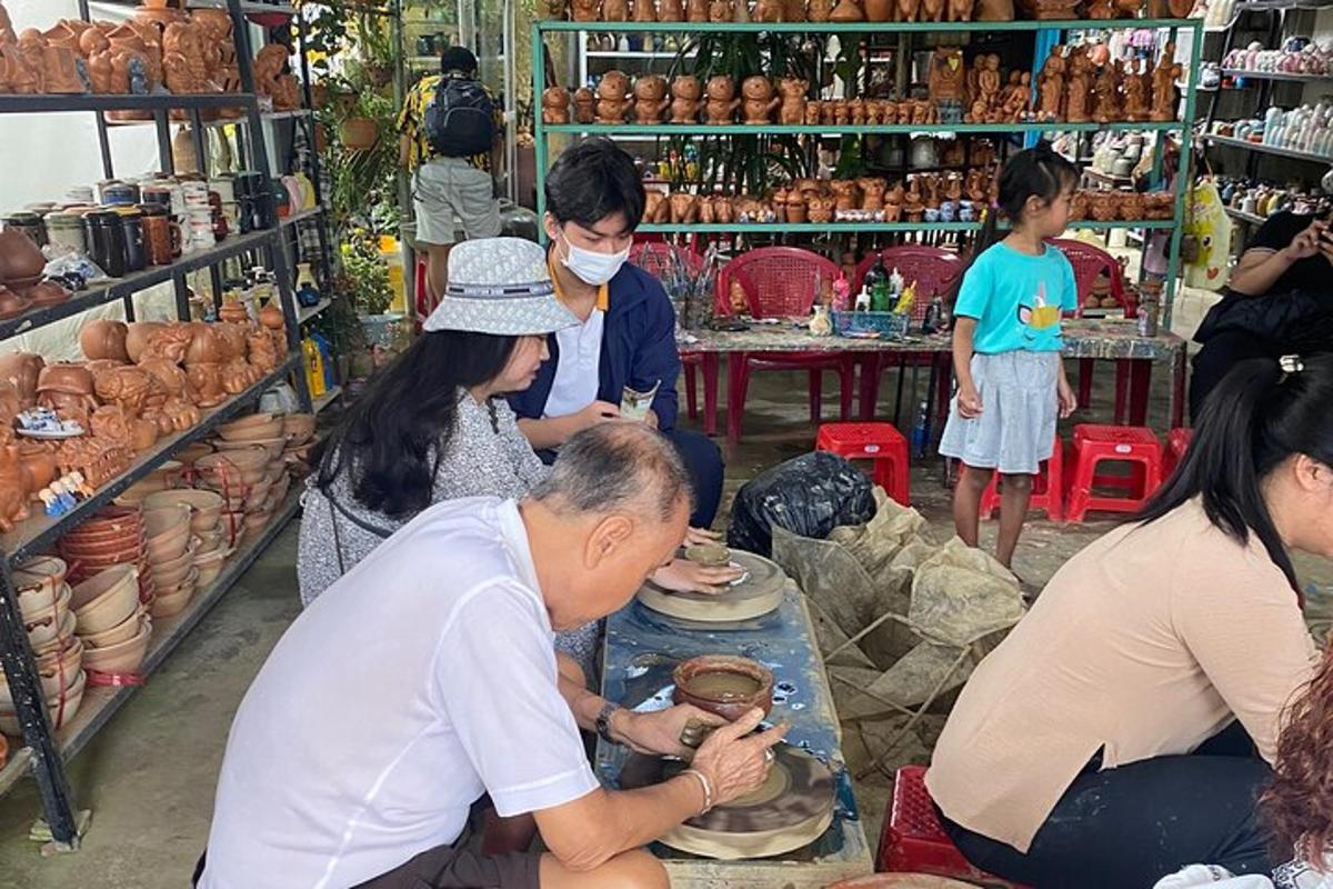 Un grupo de personas sentadas alrededor de una mesa en una tienda.