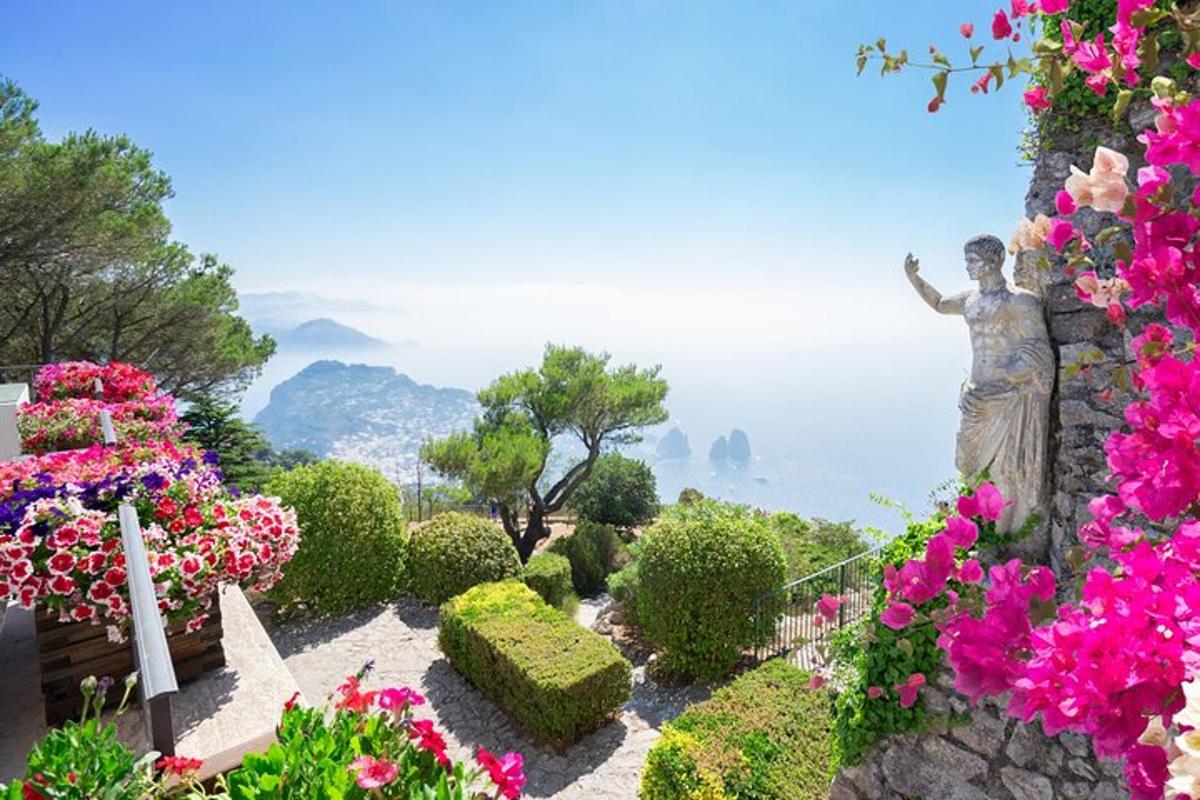 uma estátua de uma mulher em um jardim com flores