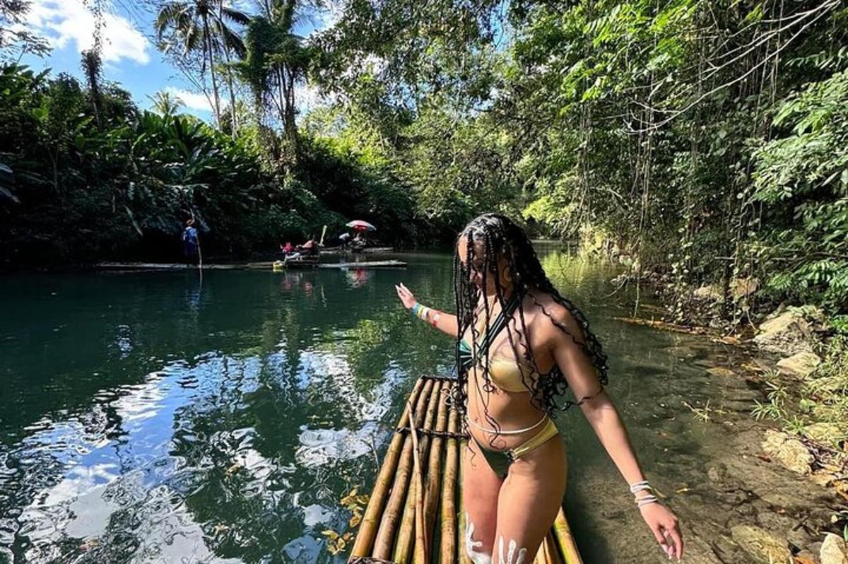 một người phụ nữ mặc bikini đứng trên bè trên sông