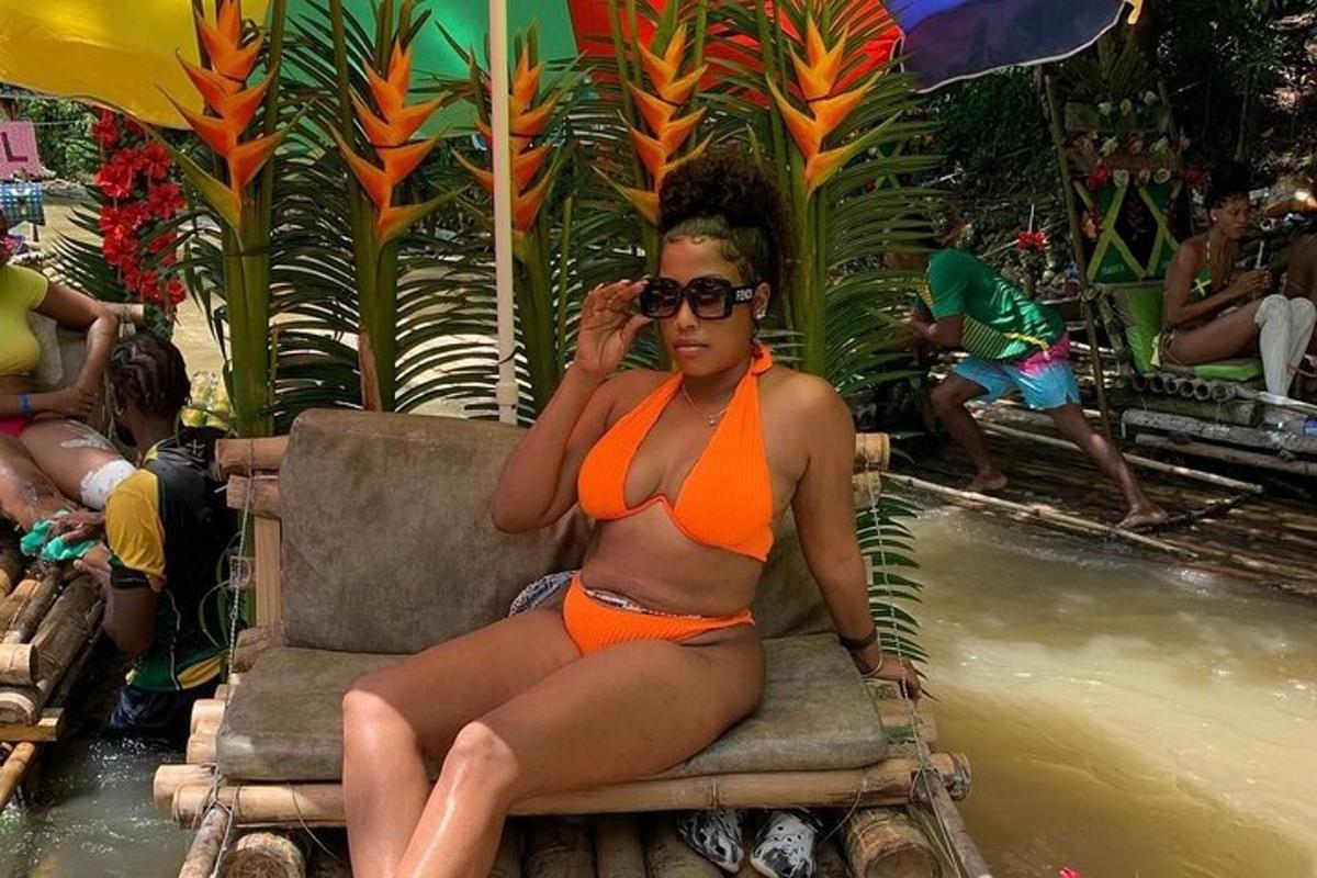 một người phụ nữ mặc bộ bikini màu cam đang ngồi trên ghế
