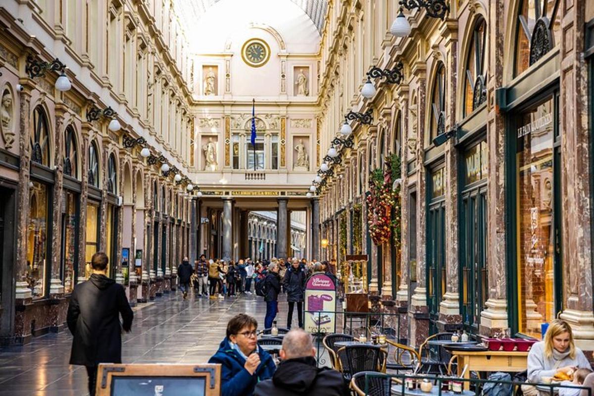 grupė žmonių, sėdinčių prie stalų pastate