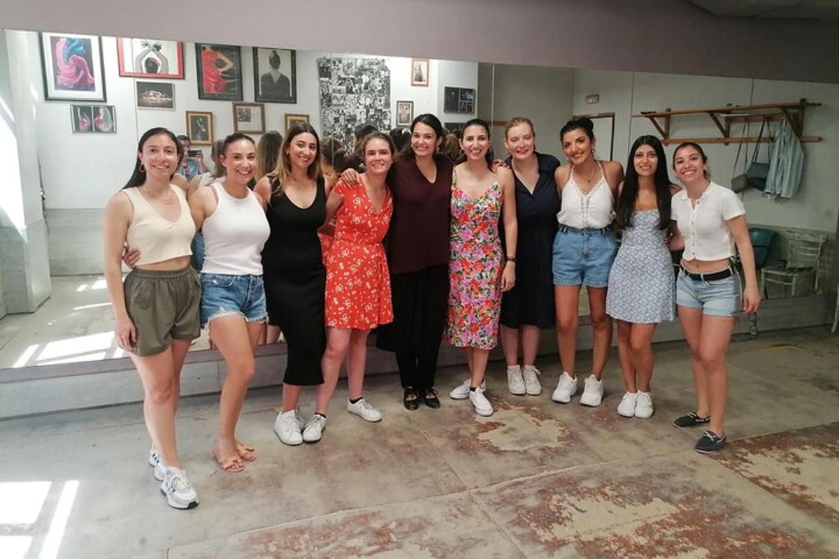 um grupo de mulheres posando para uma foto em uma sala