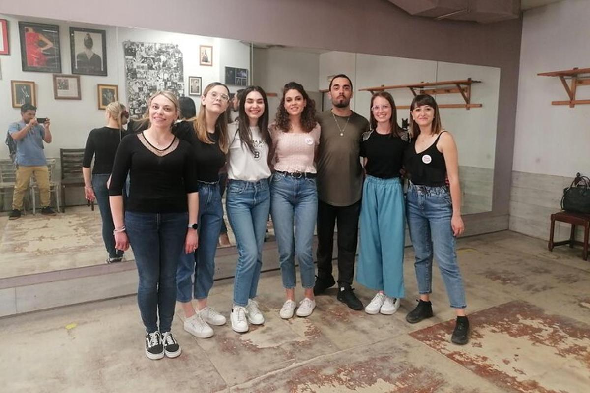 um grupo de pessoas posando para uma foto em uma sala