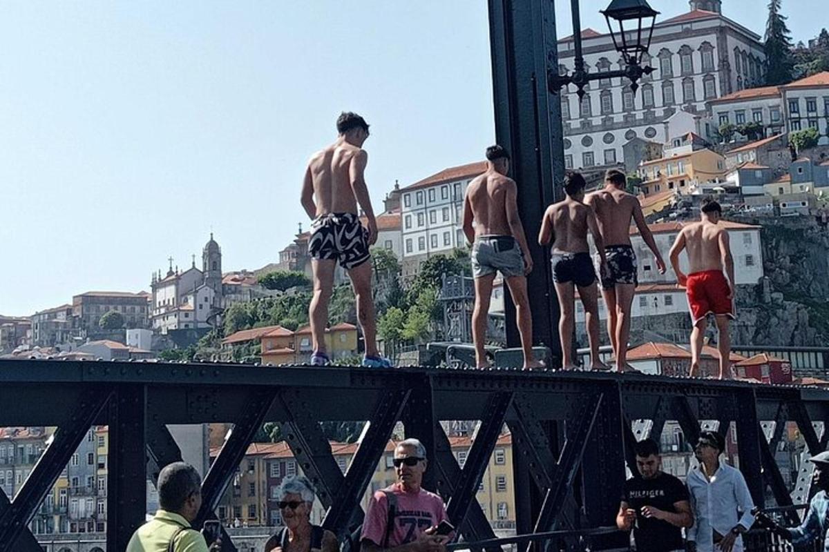 một nhóm đàn ông đang đi trên cầu