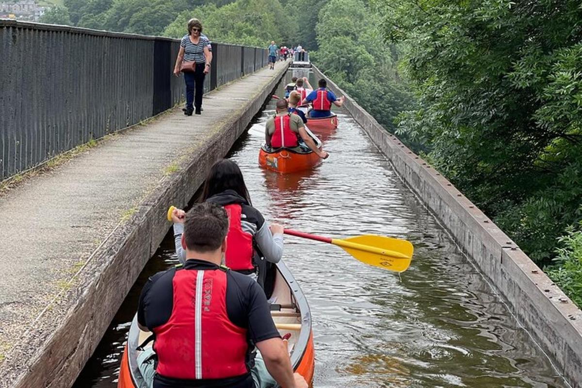 sekumpulan orang berkayak di sungai