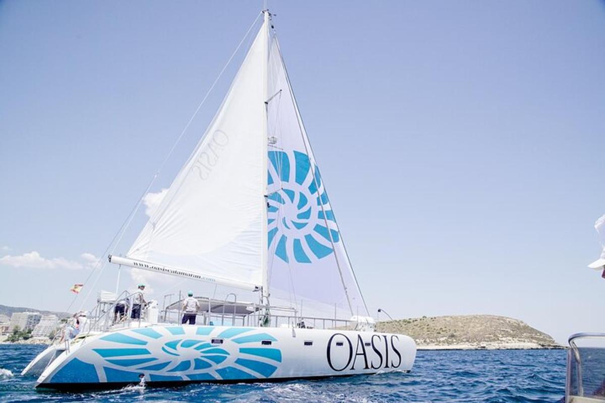 een zeilboot met een oase-bord erop in het water