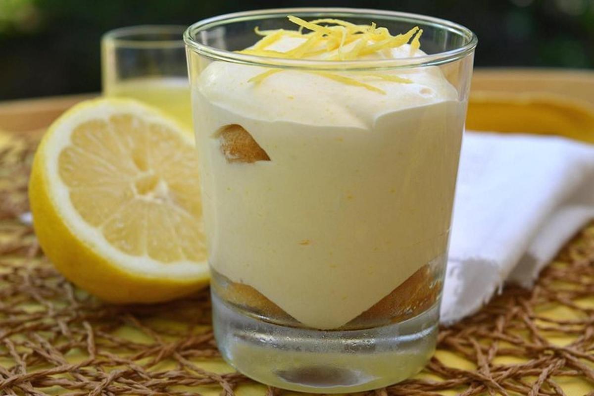minuman di dalam gelas bersebelahan dengan sepotong lemon