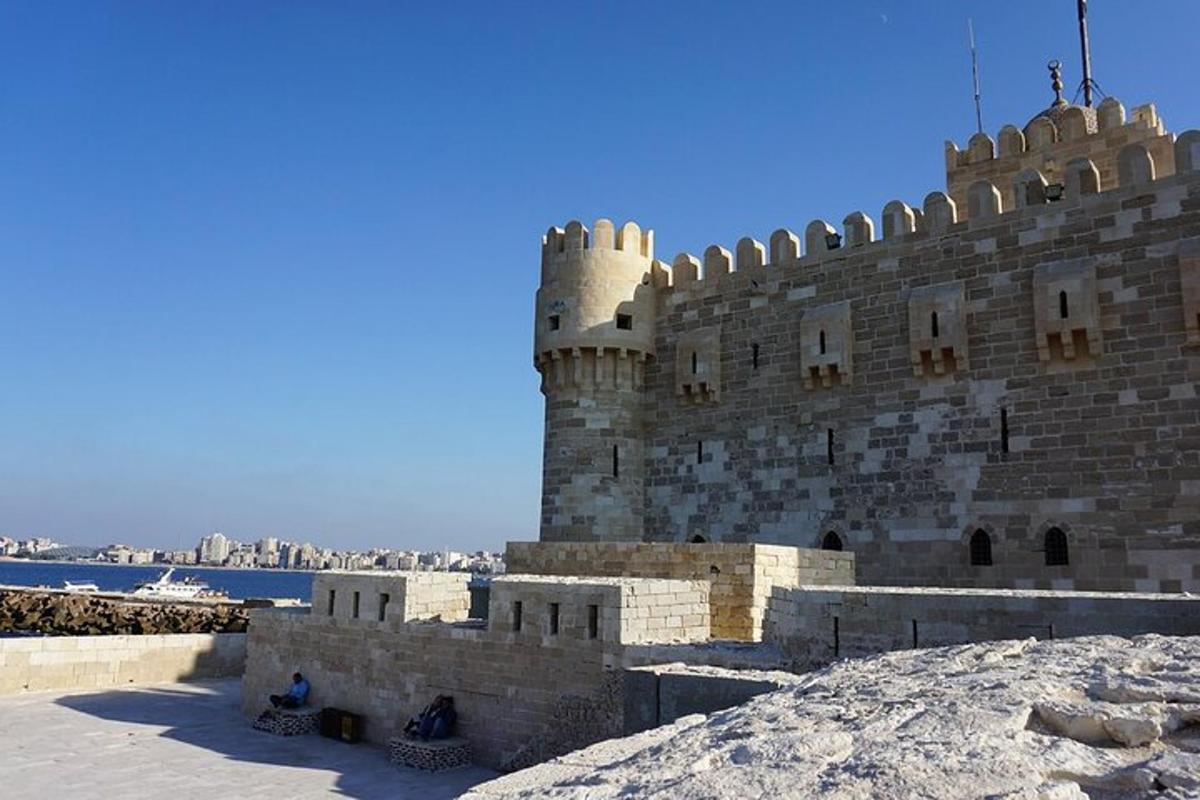 hrad ve sněhu vedle vody