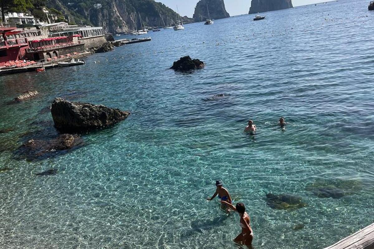 skupina ljudi v vodi na plaži