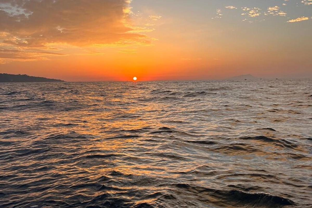 太陽が沈む海に沈む夕日