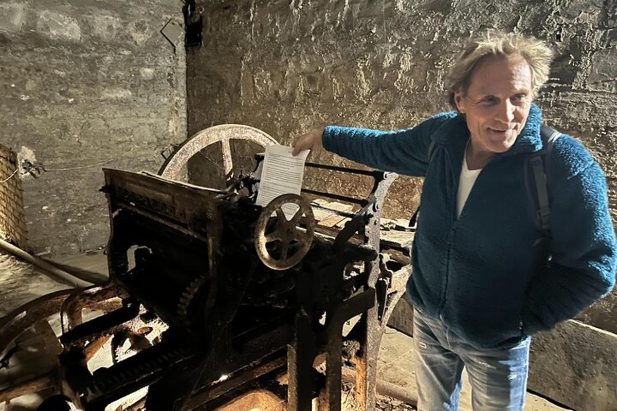 een vrouw staat naast een machine