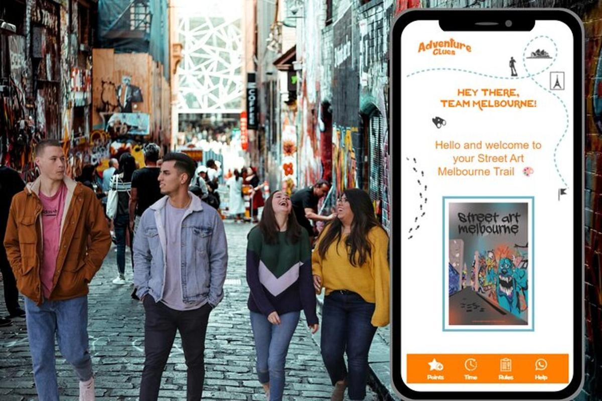 група людей йде вулицею зі смартфоном