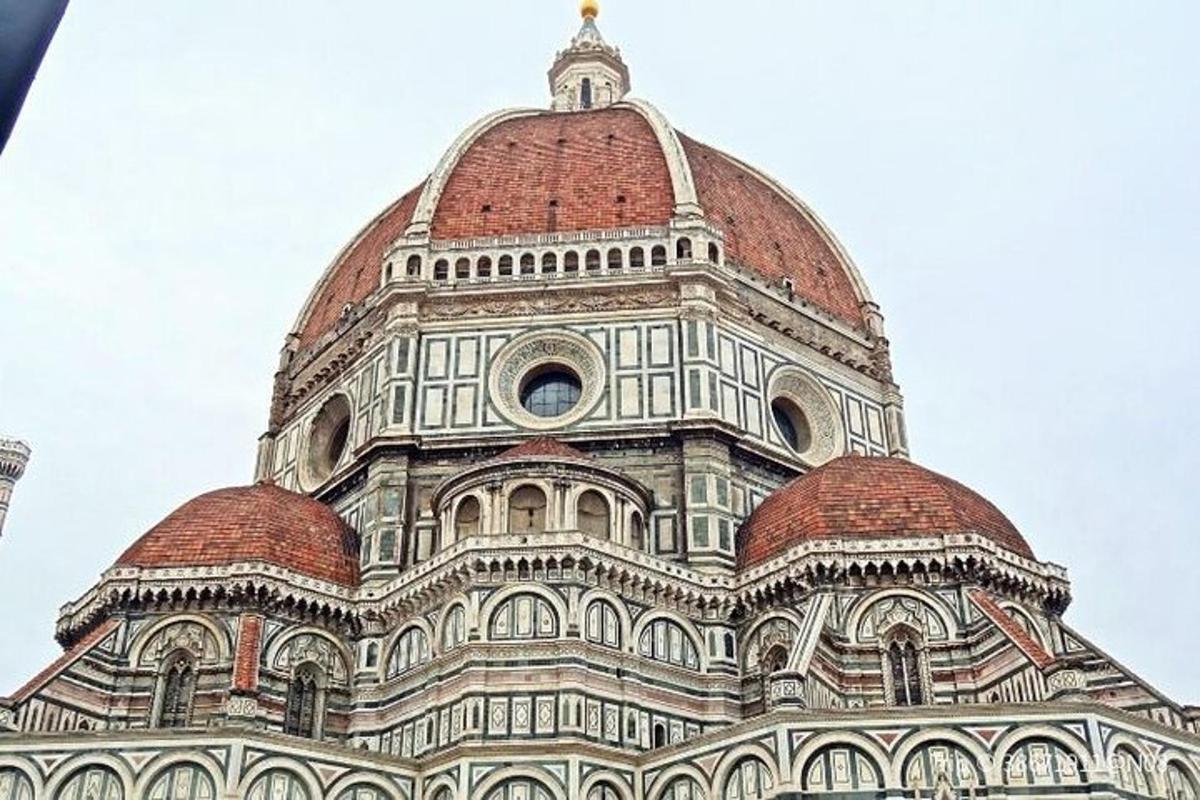 un edifici alt amb una cúpula