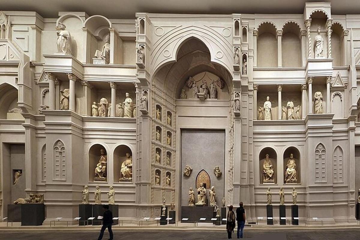 un gran edifici amb gent caminant davant