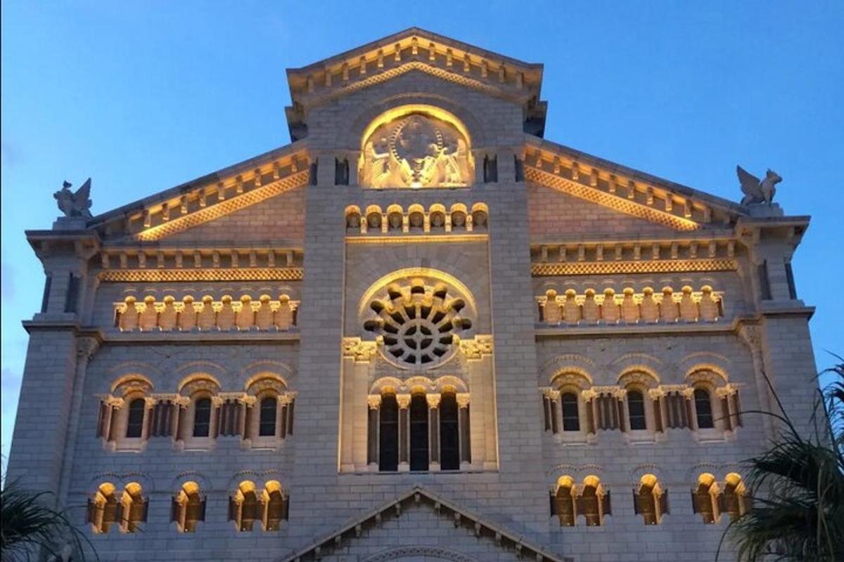 ένα μεγάλο κτίριο με φώτα στην κορυφή του