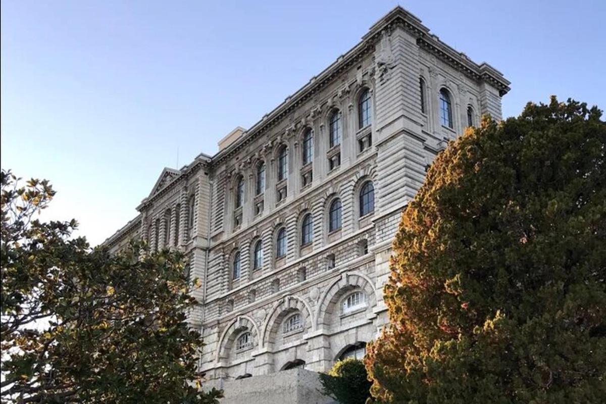 ένα μεγάλο πέτρινο κτίριο με ένα δέντρο μπροστά του