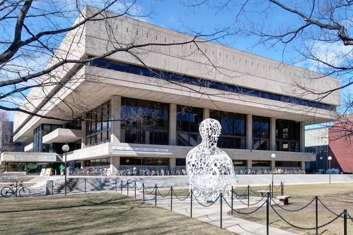 un edificio con una scultura di fronte